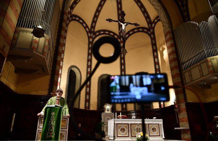 Coronavirus-Vescovi-toscani-chiese-aperte-garantendo-la-sicurezza.-La-famiglia-sia-una-Chiesa-domestica_articleimage