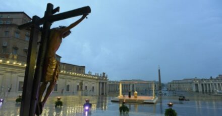 Coronavirus, Papa Francesco in preghiera in una piazza San Pietro deserta